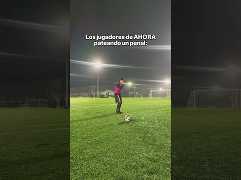 jugadores pateando un penal antes vs ahora 🤣⚽ #shorts #futbol