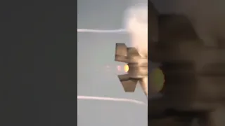 Fighter Breaks Sound Barrier طائرة حربية تخترق حاجز الصوت 