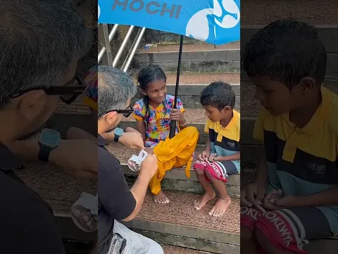 बारिश में घायल बच्चों की मदद को फरिश्ता बनकर आया 💙✨ Humanity | Motivation | Respect #Shorts