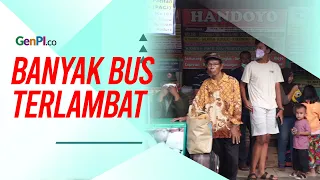 Demi Mudik, Penumpang Sabar Menunggu Bus yang Terlambat