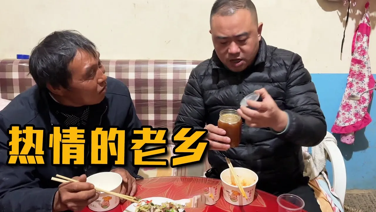 胖哥被困山里,无奈借宿老乡家,受到什么样的待遇?真感动【胖子视界】