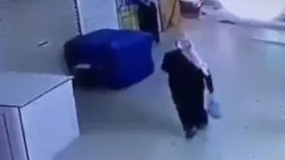 جدل واسع سعودي يتحرش بسيدة في وضح النهار 