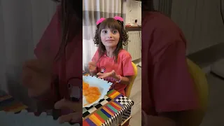 شكرا شكرا يا خالو لأنه اشتريتلي سلايم اشتريلي سلايم الطفلة مليكة 