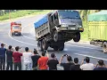 Lagu Momen Langka: Truck Angkat Depan Jadi Tontonan Pengguna Jalan #viral #truck 