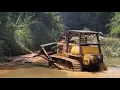 Dozer menyeberang sungai masuk hutan!