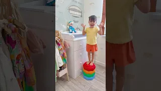 حب الأخت  موجودة دائم ا للمساعدة    دندنها