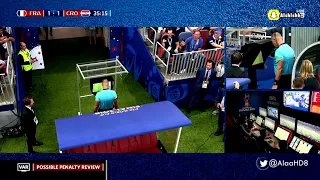 حكم نهائي كأس العالم يتردد مرتين بعد مشاهدة تقنية الفيديو بشكل غريب 
