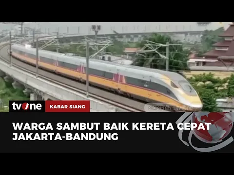 Warga Antusias Melihat Uji Coba Kereta Cepat Jakarta Bandung