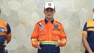 Como subir e descer a maca de ambulância com o paciente?