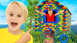 كريس يبني منزل ا على شجرة من الليغو دندنها