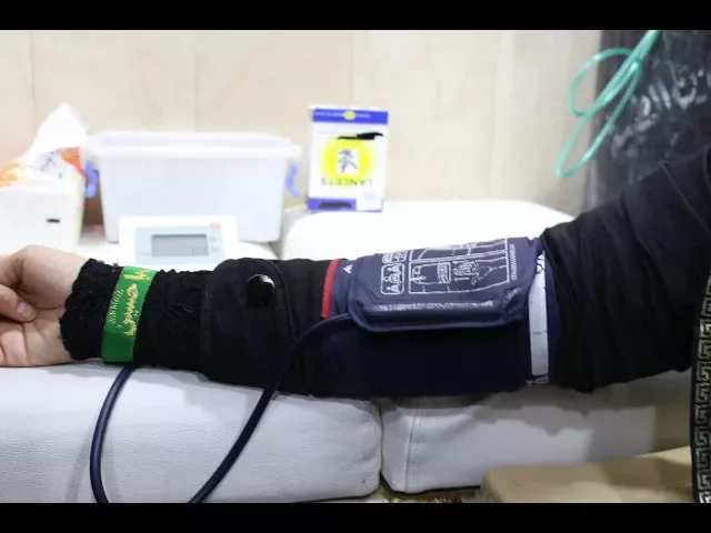 هل يجوز للمرأة زرق إبرة لدى الممرض "الرجل"؟ ما هو حكم كشف يد المرأة للوضوء أمام الرجال؟