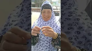 بعد أداء العمرة لحظة وصول صاحبة أغنية البامية شوكتني لمطار القاهرة 