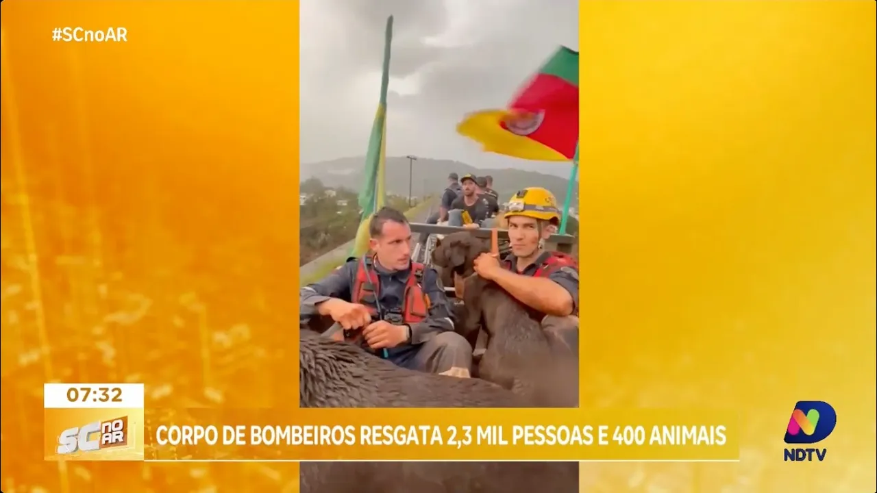 Bombeiros catarinenses prestam ajuda humanitária no RS + Casan envia 80 mil litros de água