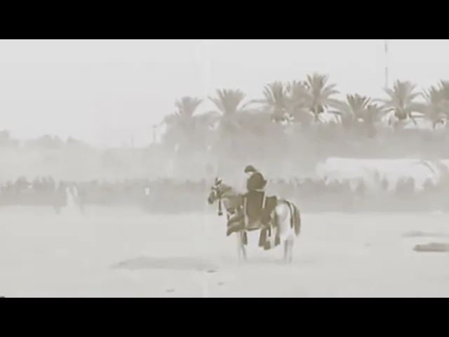 ⁣ردة فعل شخص من الجمهور لحظة وقوع شبيه الامام الحسين ع على الأرض في إحدى تشابيه واقعة الطف .