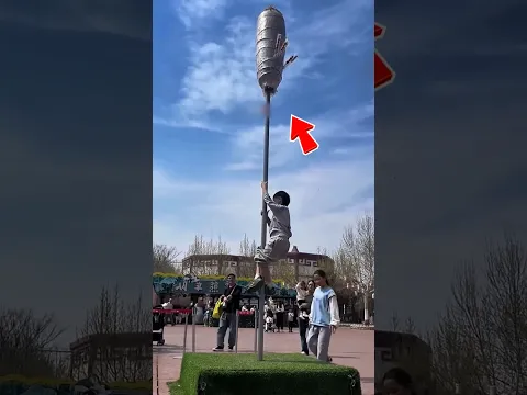 ¡Tenía tanta hambre que escaló este poste por un chocolate!