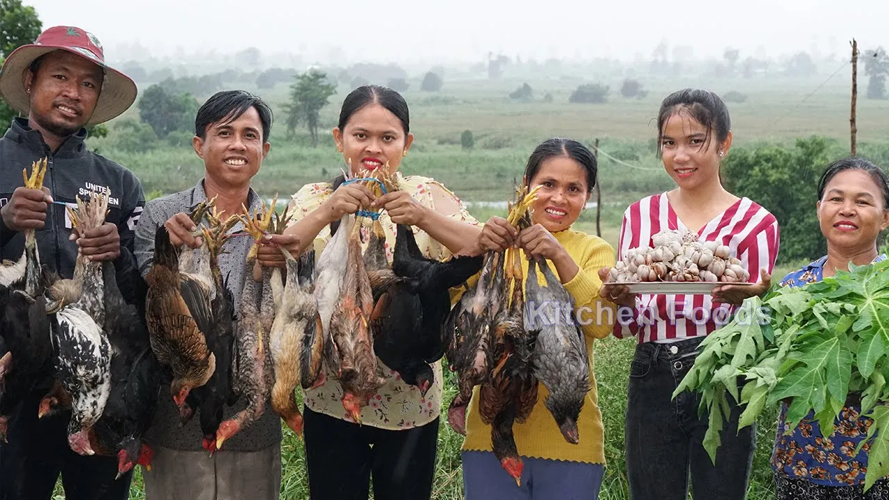 Roasted Chicken Garlic with Papaya Leaves Vegetable Recipe in My Village - Cooking & Donation Foods