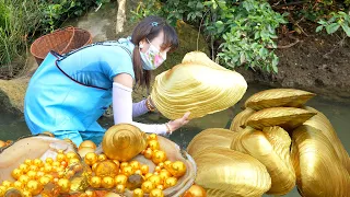😲💎 A lucky girl finds a strange mussel full of shiny pearls in the clear shallow river water