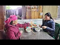 Lagu Tuyet sells oranges and takes her mother to eat noodles