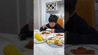 ماذا تفعل الصين شاهد الفيديو يوميات طفل صيني 