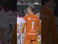 Lagu TOP Oss - ADO lag kort stil, iemand van buiten het stadion heeft vuurwerk op het veld gegooid 😬