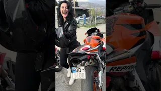 دختر رویایی هر پسر عشق موتور با رپسول ۱۰۰۰ 