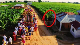 Procissão na vila parou quando um imprevisto com crentes totalmente estranho aconteceu