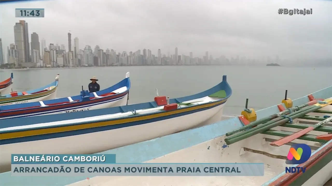 Arrancadão de canoas movimenta praia central de Balneário Camboriú