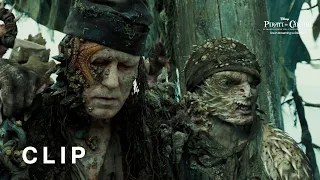 Il Kraken attacca! | Pirati dei Caraibi: La Maledizione Del Forziere Fantasma | @DisneyIT
