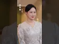 불쌍한 남자, 시스템 소유자잖아! 억만장자 누나 다섯 명이 그를 엄청 오냐오냐 키우면서, 하룻밤만 같이 보내면 골드 카드까지 주는데 말이야.