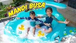 SERUNYA Mandi Busa di Depan Rumah - Dunia Kyo