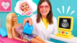 У Барби болит живот! Маша Тойклаб ищет подсказки и проводит осмотр игрушки