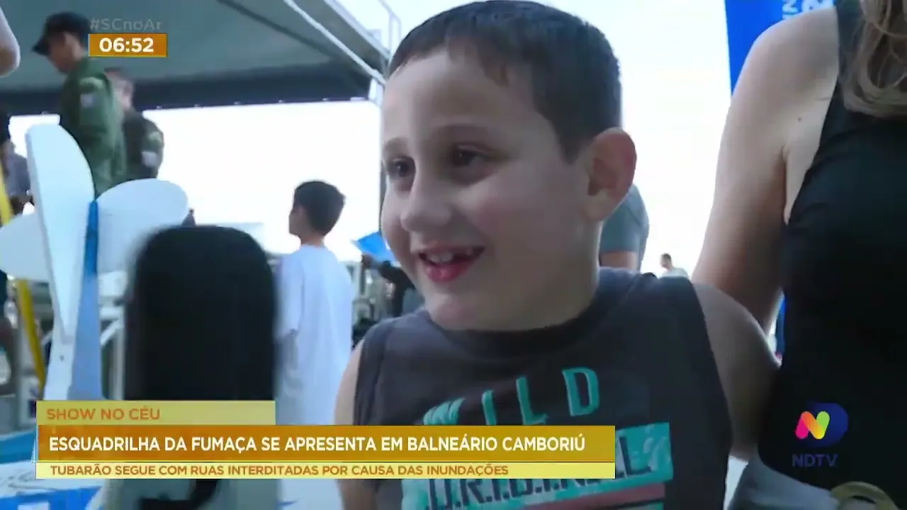 Esquadrilha da fumaça dá show no céu de Balneário Camboriú