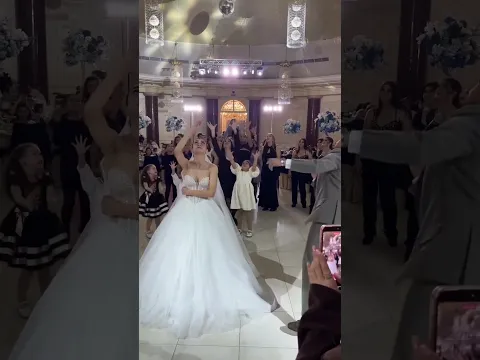 شوف خوات العروس شلون تعاركن على وردة ولا يستحن 😒😂