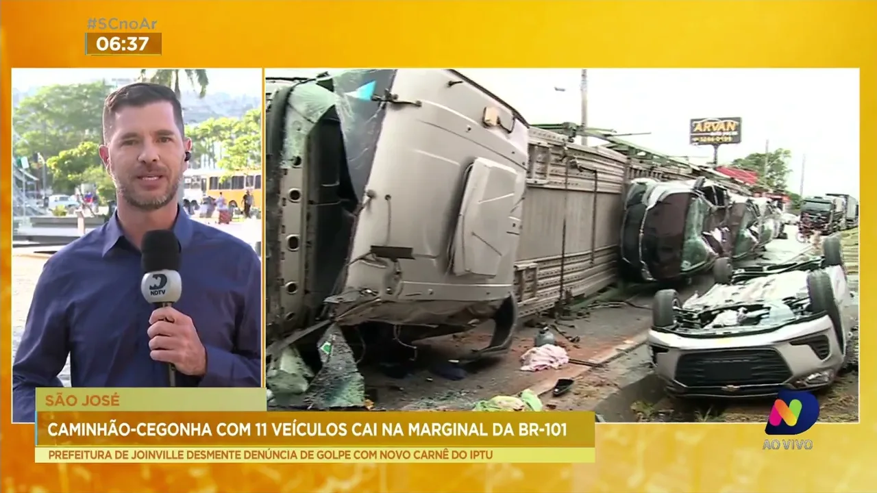 Caminhão-cegonha com 11 veículos cai na marginal da BR-101 em São José
