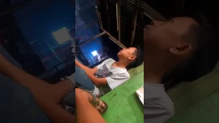 anak ini kaget saat petir menyambar