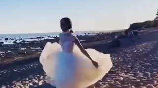 خليك وسط الناس الحلوة   إليسا  دندنها