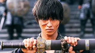 شاب عندو 18 سنه ممكن يبان ضعيف لكنه يقدر يشق الجبال بسيفه ملخص فيلم 