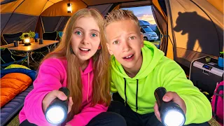 ⛺ SĂRAC vs BOGAT în CORT 🚐 Ne-a ATACAT URSUL 🐻 Film