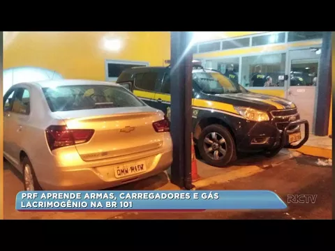 PRF aprende armas, carregadores e gás lacrimogênio na BR-101