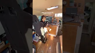 On dit souvent que, pour un couple, 1 semaine sur un bateau équivaut à 1 mois sur terre… 😂