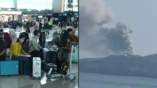 Indonesia cierra ocho aeropuertos por erupción volcánica, 150.000 pasajeros varados | AFP
