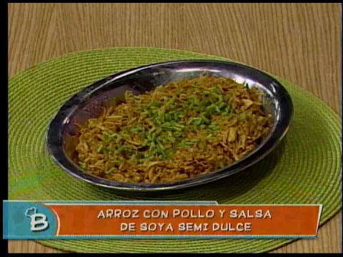 Arroz con pollo y salsa de soya semi dulce