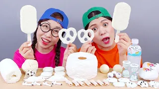 Alimentos blancos postre de pastel de chocolate con gelatina Mukbang DONA