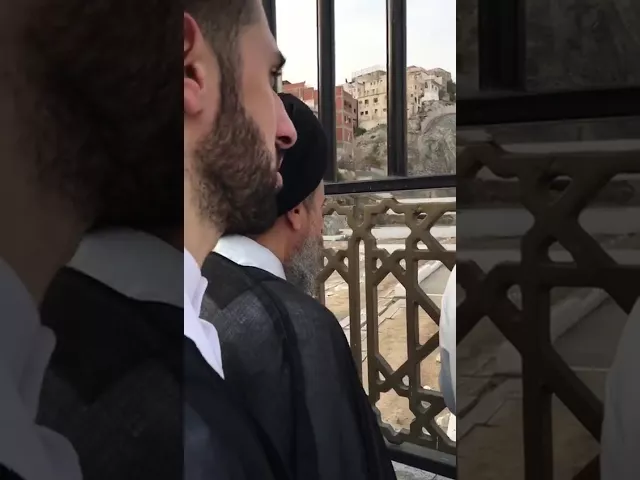 ⁣من ذكريات الحج العام الماضي ( 1437 هـ ) في زيارة مقبرة المعلى بمكة المكرمة مع الوالد السيد صباح شبر
