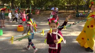 Рухлива гра Збери листочки 