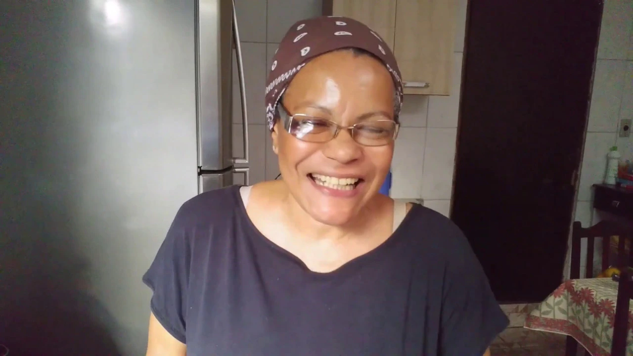 Uma deliciosa receita de feijão tropeiro a moda mineira com aquele torresmo fritinho com aquele baco. 