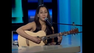 الفنانه الكويتية ايما شاه تغني الامازيغية  على قناة الحرة في برنامج قريب جدا                     دندنها
