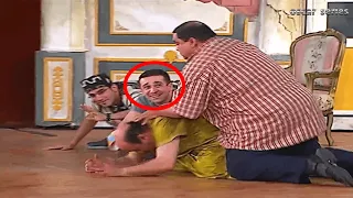 كريم عبد العزيز مقدرش يمسك نفسه من الضحك لما علاء ولي الدين وقع علي حجاج عبد العظيم  كريم عبد العزيز مقدرش يمسك نفسه من الضحك لما علاء ولي الدين وقع علي حجاج عبد العظيم