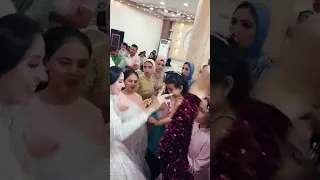 انتي معلمه البنوته دي بتعشق اللون البينك 