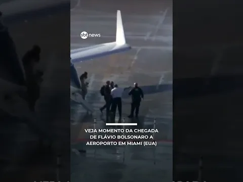 O senador Flávio Bolsonaro (PL-RJ) chegou em aeroporto na cidade de Miami, nos Estados Unidos, por v